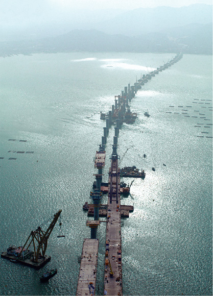  兴 建 中 的 深 港 西 部 通 道 ， 预 期 在 二 零 零 五 年 年 底 竣 工 ， 是 香 港 第 四 条 车 辆 过 境 道 路 。 