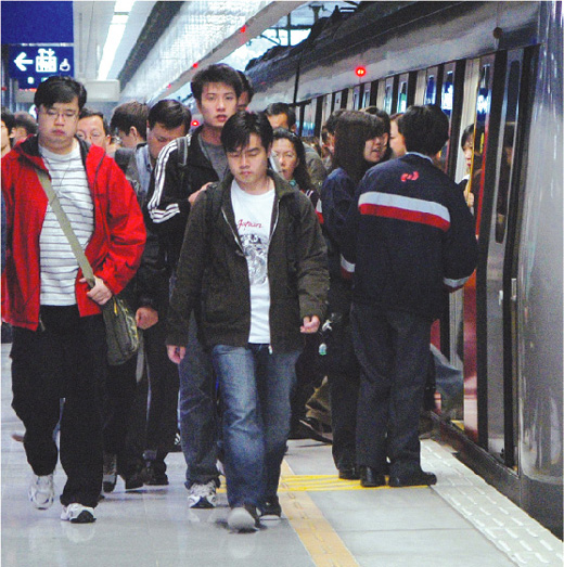 More than 245 700 passengers cross Lo Wu boundary-crossing point daily.