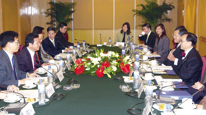  粤 港 两 地 政 府 部 门 定 期 就 各 项 课 题 进 行 会 谈 ， 其 中 包 括 政 务 司 司 长 与 广 东 省 官 员 举 行 的 会 议 。 