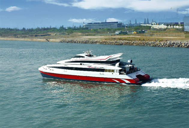  跨 境 渡 輪 在 珠 江 穿 梭 航 行 。 