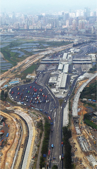  位 於 落 馬 洲 的 車 輛 通 道 正 增 建 新 的 鐵 路 系 統 ， 預 期 在 二 零 零 七 年 年 中 投 入 服 務 。 