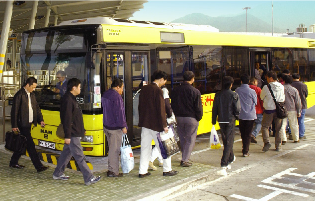  每 日 經 由 落 馬 洲 ／ 皇 崗 通 道 過 境 的 旅 客 逾 10 400 人 次 。 