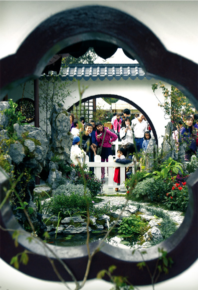  在 維 多 利 亞 公 園 舉 行 的 二 零 零 四 年 花 卉 展 覽 ， 吸 引 了 本 地 和 海 外 17 個 國 家 的 一 百 八 十 多 個 園 藝 團 體 參 加 。 