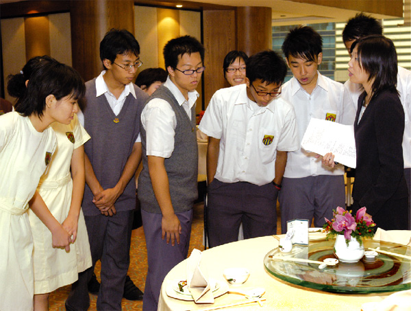  中 學 生 進 行 與 就 業 有 關 的 參 觀 活 動 ， 這 是 課 程 內 五 種 基 本 學 習 經 歷 之 一 。 