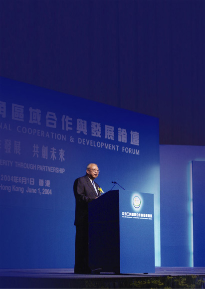 The Chief Executive, Mr Tung Chee Hwa, opens the first Pan-Pearl River Delta Regional Cooperation and Development Forum jointly organised by nine provinces and the Hong Kong and Macao Special Administrative Regions to promote regional cooperation.