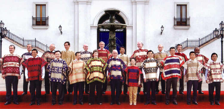  在 智 利 聖 地 亞 哥 舉 行 的 第 十 二 屆 亞 太 區 經 濟 合 作 組 織 （ 亞 太 經 合 組 織 ） 經 濟 領 袖 會 議 上 ， 21 個 亞 太 經 合 組 織 成 員 國 的 領 袖 ， 包 括 香 港 行 政 長 官 （ 左 起 第 四 位 ） ， 披 上 智 利 的 傳 統 披 巾 亮 相 。 