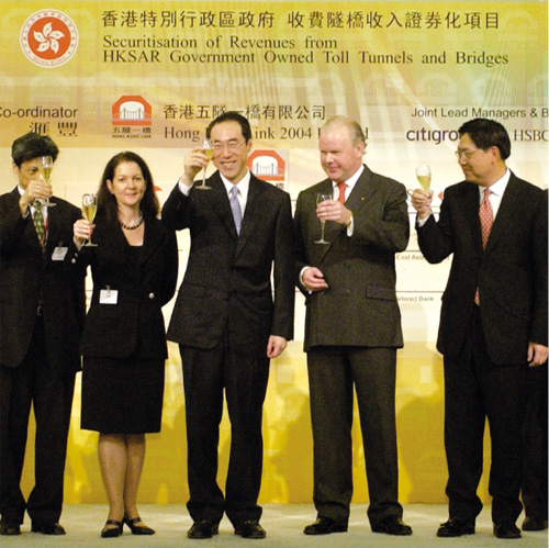  在 60 亿 元 收 费 隧 桥 收 入 证 券 化 项 目 发 行 仪 式 上 ， 政 府 官 员 与 嘉 宾 举 杯 祝 酒 。 这 是 香 港 历 来 最 大 规 模 的 证 券 化 债 券 发 行 活 动 。 