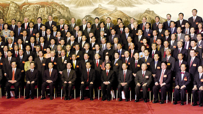  行 政 长 官 率 领 二 百 多 名 各 界 代 表 ， 在 北 京 参 加 中 华 人 民 共 和 国 五 十 五 周 年 国 庆 活 动 。 