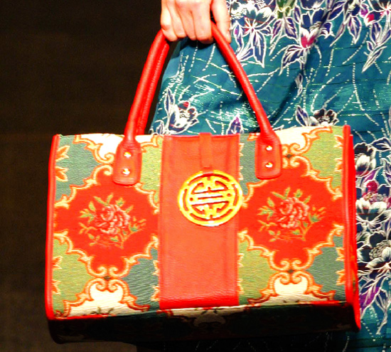  香 港 设 计 师 创 作 的 配 饰 ， 糅 合 中 西 传 统 概 念 。 
