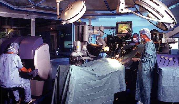  香 港 中 文 大 學 醫 學 院 成 立 了 亞 太 區 首 個 跨 學 科 的 微 創 外 科 手 術 培 訓 中 心 。 （ 荷 蒙 香 港 中 文 大 學 醫 學 院 提 供 照 片 ， 謹 此 致 謝 。 ） 