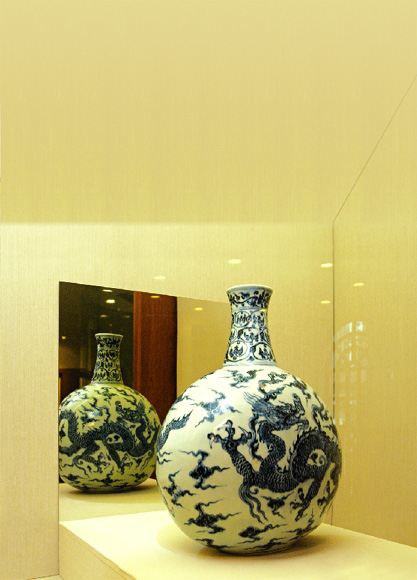  香 港 擁 有 逾 25 所 博 物 館 ， 分 別 展 示 本 地 各 方 面 的 歷 史 面 貌 ， 大 部 分 由 康 樂 及 文 化 事 務 署 管 理 。 多 所 主 要 的 博 物 館 位 於 尖 沙 咀 旅 遊 區 。 圖 中 所 示 的 清 代 （ 一 六 四 四 年 至 一 九 一 一 年 ） 瓷 器 ， 展 現 中 國 古 代 的 藝 術 精 粹 。 