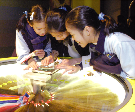  学 童 参 观 香 港 科 学 馆 的 互 动 展 品 。 