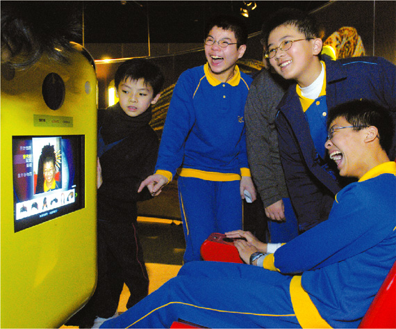  學 童 參 觀 香 港 科 學 館 的 互 動 展 品 。 