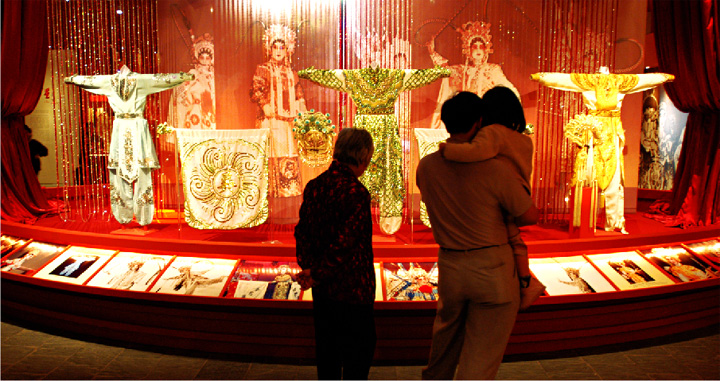 The Heritage Museum is the largest of its kind in Hong Kong and houses more than 70 000 artefacts, including operatic costumes and paraphernalia.