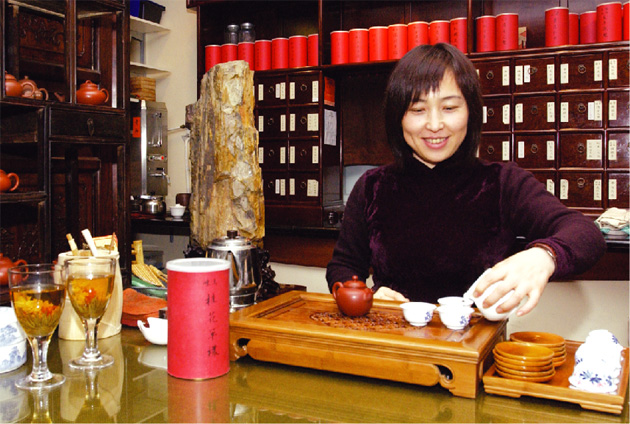  茶 具 文 物 館 珍 藏 不 少 茶 具 和 沏 茶 器 皿 ， 館 內 設 有 茶 室 。 