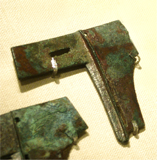  從 古 代 的 黃 銅 製 品 ， 可 窺 見 公 元 前 二 千 年 香 港 早 期 居 民 的 生 活 鱗 爪 。 