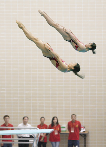  二 零 零 四 年 奧 運 會 結 束 後 ， 內 地 奧 運 選 手 來 港 表 演 ， 示 範 高 超 的 運 動 技 巧 。 奧 運 雙 人 跳 水 金 牌 得 主 吳 敏 霞 （ 右 ） 與 郭 晶 晶 這 一 跳 配 合 完 美 ， 令 觀 眾 歎 為 觀 止 。 