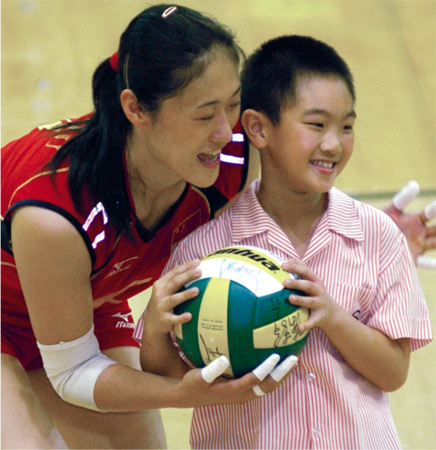 Mainland volleyball champion Liu Yanan plays ball with a Hong Kong fan.