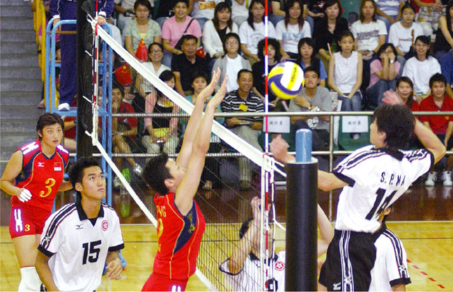 Mainland Olympic Volleyballers mix it up with Hong Kong team in a demonstration game.
