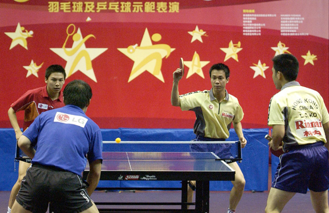  香 港 与 内 地 奥 运 乒 乓 球 选 手 进 行 示 范 表 演 。 