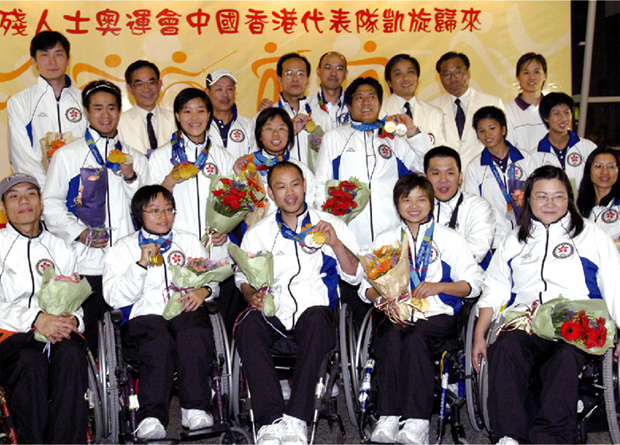  伤 残 人 士 奥 运 会 香 港 代 表 队 凯 旋 归 来 ， 队 员 展 示 赢 得 的 奥 运 奖 牌 。 