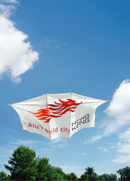  历 来 在 加 拿 大 上 空 飞 翔 最 大 的 如 意 风 筝 ， 印 有 香 港 飞 龙 标 志 和 “ 亚 洲 国 际 都 会 ” 的 标 题 。 