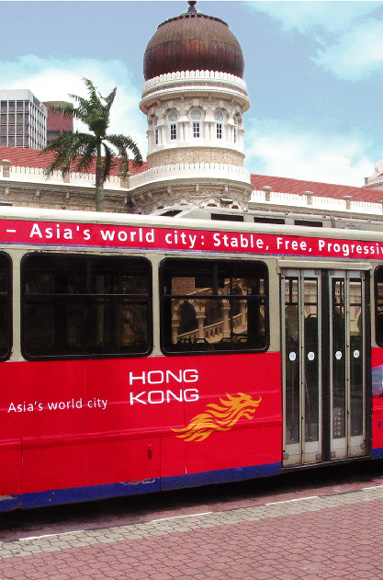  印 有 香 港 飞 龙 标 志 的 巴 士 在 吉 隆 坡 街 头 穿 梭 。 
