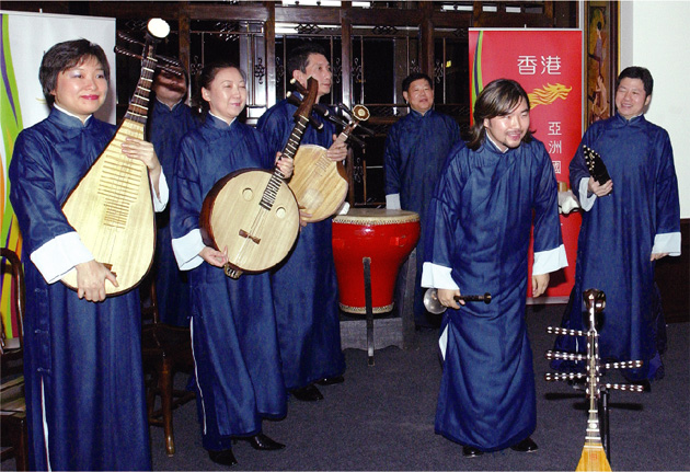  香 港 中 樂 團 小 組 在 布 拉 格 市 政 大 樓 演 出 ， 宣 揚 香 港 文 化 。 