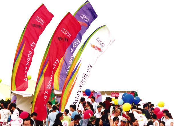  龍 舟 競 渡 是 深 受 歡 迎 的 推 廣 項 目 。 在 紐 約 舉 行 的 賽 龍 舟 活 動 中 ， 宣 傳 “ 亞 洲 國 際 都 會 ” 的 彩 旗 ， 在 會 場 隨 風 飄 揚 。 