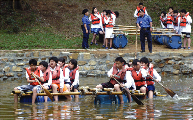  民 安 隊 少 年 團 在 青 龍 頭 圓 墩 營 舉 辦 多 項 訓 練 活 動 ， 讓 青 少 年 學 習 團 隊 精 神 和 領 導 才 能 。 